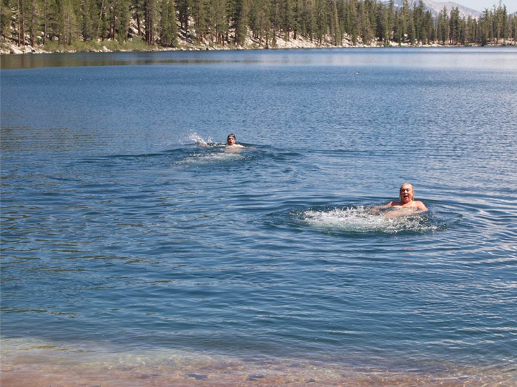 Stephane_and_Lisa_swimming_in_Devils_Bathtub_2013-06-16